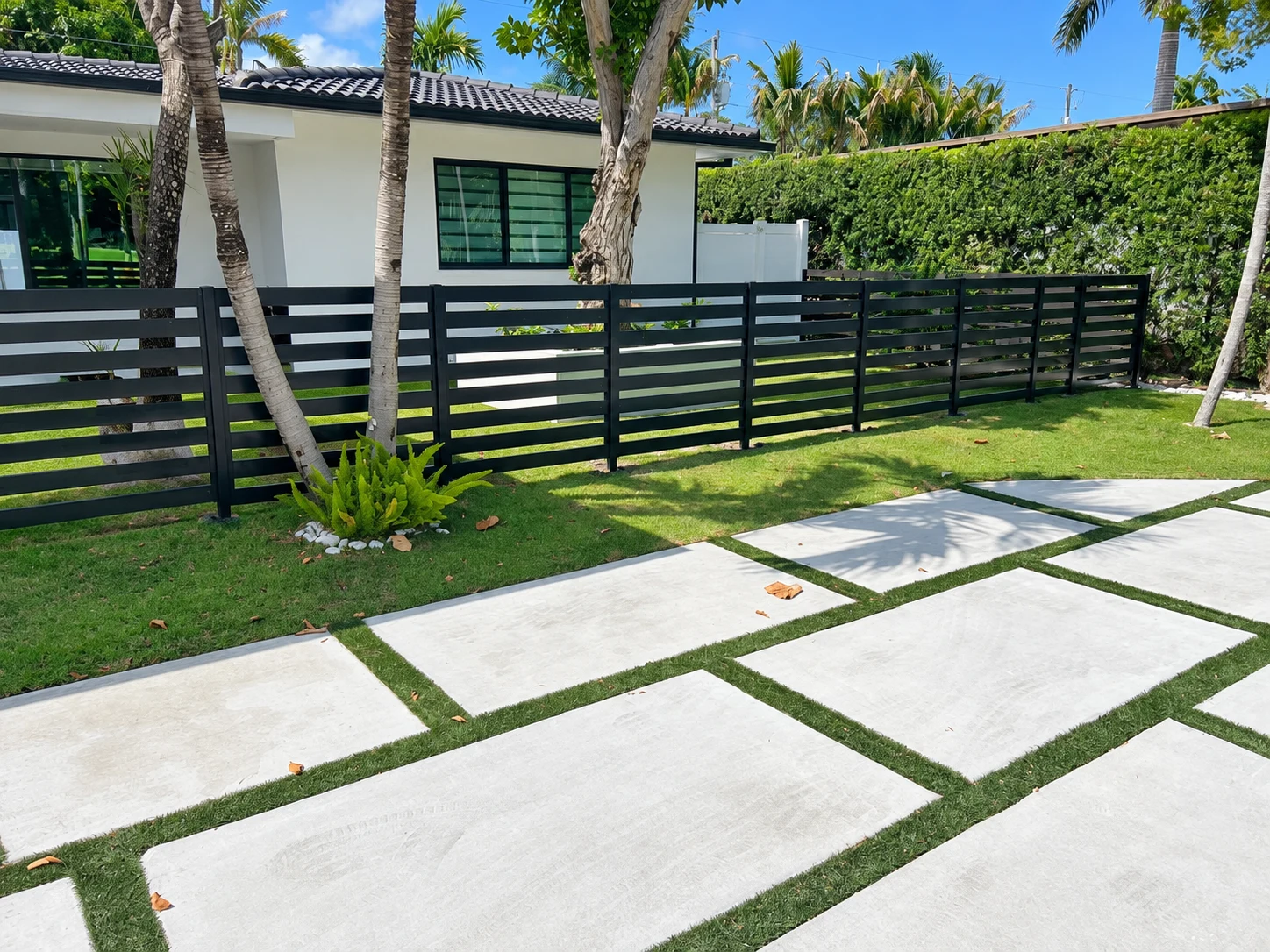Horizontal Aluminum Fence — 4 ft